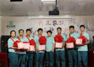 李總爲師傅頒發聘書